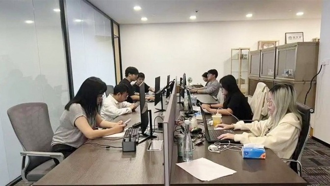 Chi 100.000 đồng mỗi ngày chỉ để... giả vờ đi làm: Trào lưu kỳ lạ đang gây sốt xứ tỷ dân