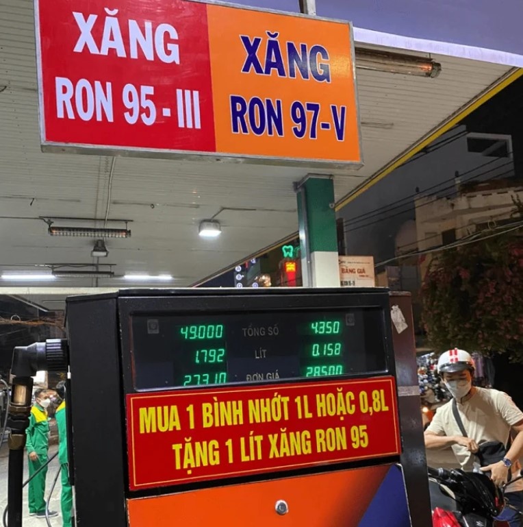 Xe sang, phân khối lớn tại TPHCM vẫn có thể đổ xăng 'xịn', giá chỉ 21.540 đồng/lít