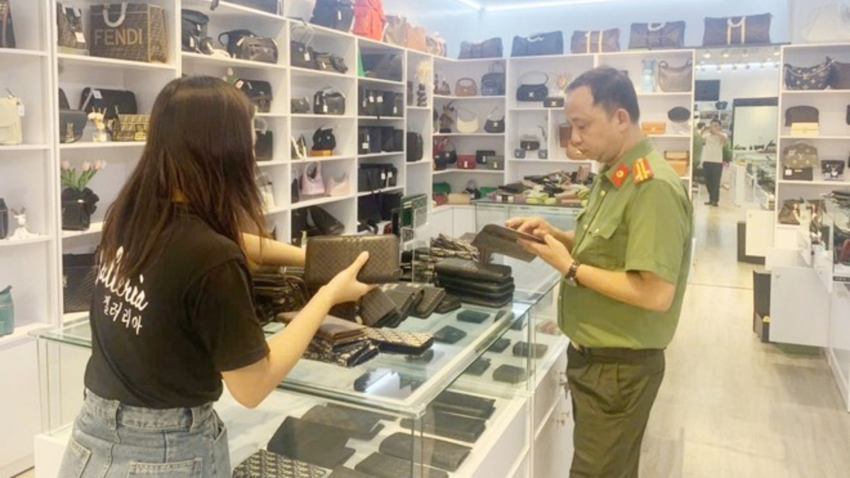 Hà Nội: Phát hiện hàng nghìn sản phẩm giả thương hiệu lớn với giá trị gần 5 tỷ đồng tại khu đô thị Mỹ Đình