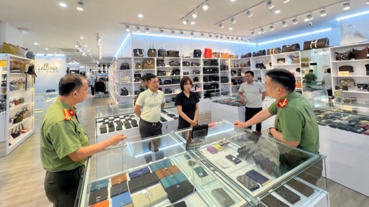 Hà Nội: Phát hiện hàng nghìn sản phẩm giả thương hiệu lớn với giá trị gần 5 tỷ đồng tại khu đô thị Mỹ Đình