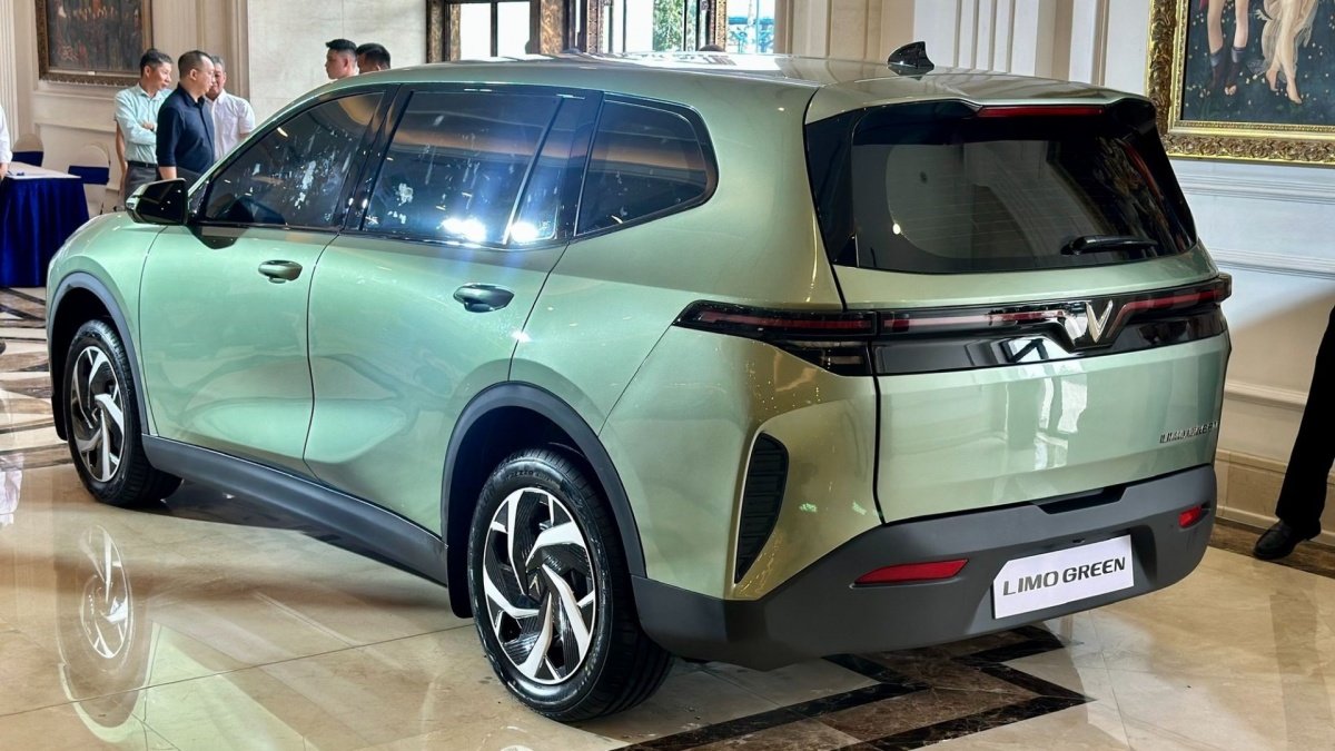 VinFast Limo Green chốt giao xe vào ngày mai: 'Bom tấn' phân khúc MPV cỡ trung, đe dọa vị thế Xpander, XL7, Veloz Cross