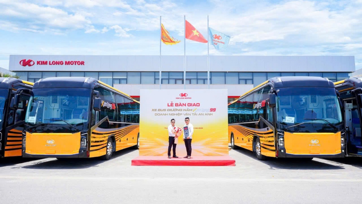 Hãng xe Việt Kim Long Motor tiếp tục bàn giao lô xe bus thứ tư cho doanh nghiệp vận tải miền Nam