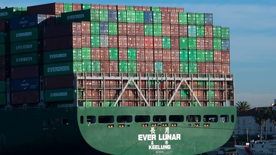Biển động dữ dội khiến con tàu khổng lồ chao nghiêng, 50 container hàng hóa đổ sập, một cảng biển tê liệt phải đóng cửa khẩn cấp