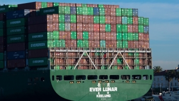 Biển động dữ dội khiến con tàu khổng lồ chao nghiêng, 50 container hàng hóa đổ sập, một cảng biển tê liệt phải đóng cửa khẩn cấp