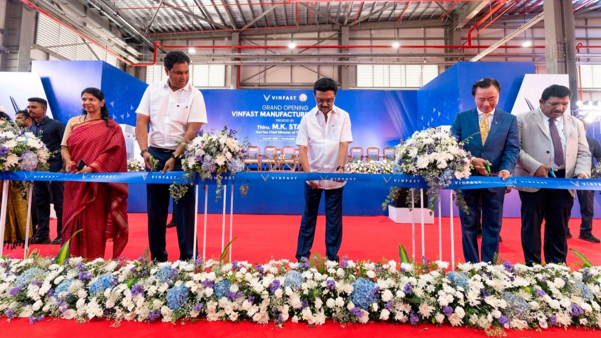 Tỷ phú Phạm Nhật Vượng khánh thành nhà máy ô tô điện tại quốc gia tỷ dân, VinFast đặt mục tiêu biến nơi đây thành thủ phủ xe điện Nam Á