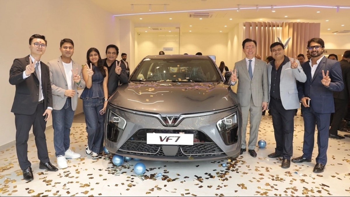 Chưa mở bán chính thức, người dân Ấn Độ vẫn đổ xô đến các showroom của VinFast, nôn nóng chờ đợi một thông tin quan trọng