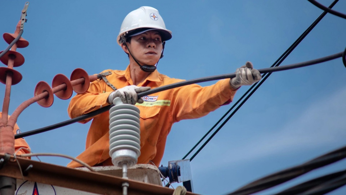 Nắng nóng đỉnh điểm điện Hà Nội tiếp tục lập kỷ lục cao nhất từ trước đến nay , nguy cơ hóa đơn tháng 8 khiến nhiều người phải 'choáng'