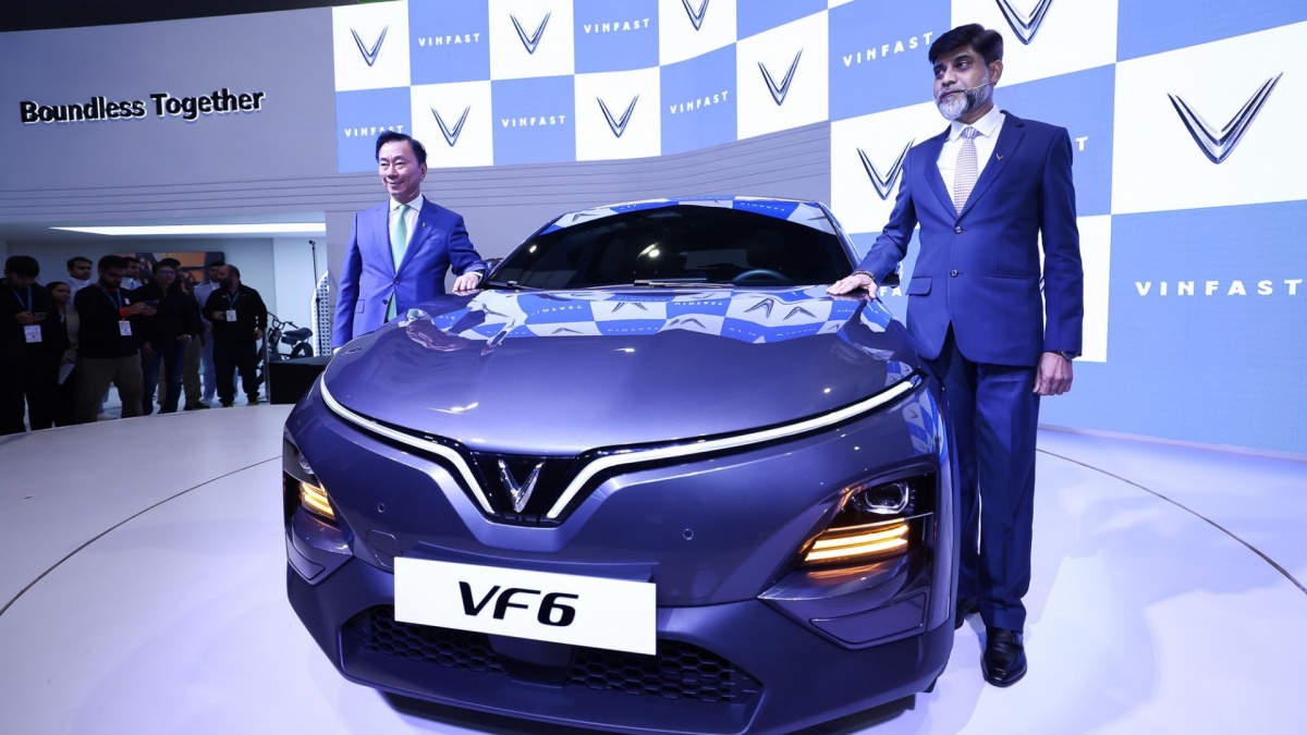 Chưa mở bán chính thức, người dân Ấn Độ vẫn đổ xô đến các showroom của VinFast, nôn nóng chờ đợi một thông tin quan trọng
