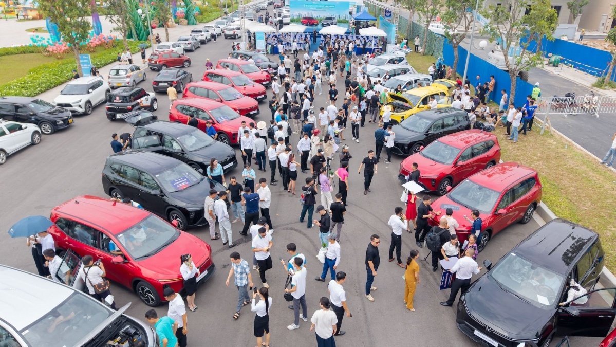 VinFast bàn giao lô xe Limo Green đầu tiên cho khách hàng: Giá 749 triệu đồng, trang bị xịn xò đe dọa Xpander, XL7, Veloz Cross