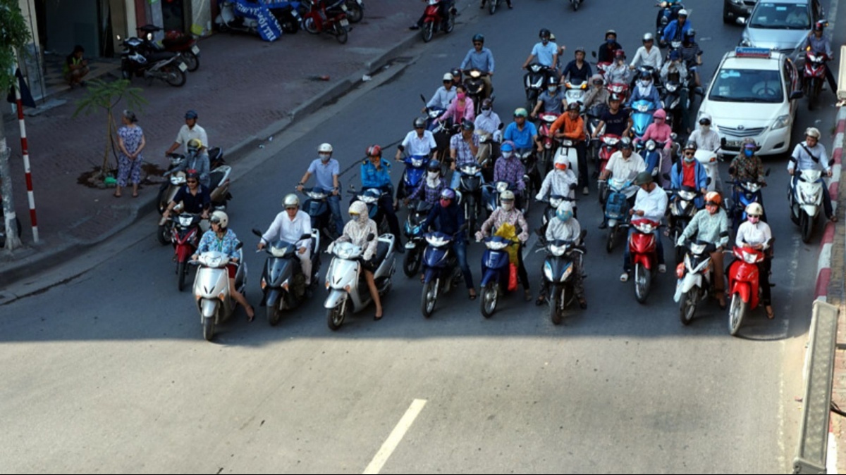 Dừng đèn đỏ trong bóng râm tránh nắng nóng, cẩn thận bị phạt tiền triệu như chơi