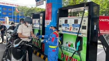 Từ 1/1/2026: Xăng E10 bán toàn thị trường, người dùng còn được mua xăng RON 95 theo quy định mới nhất không?