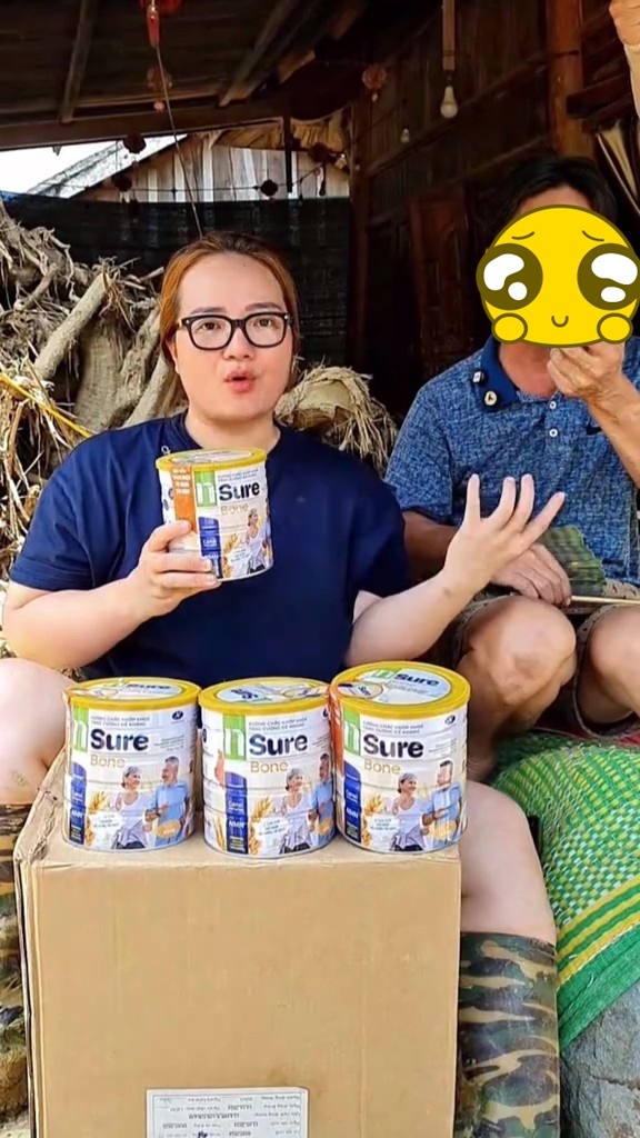 Hoàng Hường đi từ thiện nhưng livestream bán sữa xương khớp giữa vùng lũ: Nhận ý kiến trái chiều, lo sợ về chất lượng sản phẩm