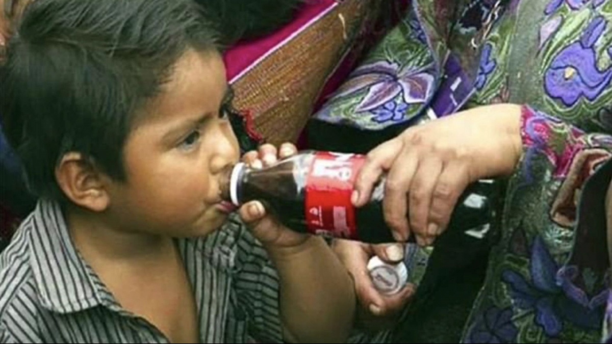 Một thị trấn ‘nghèo’ nghiện Coca-Cola đến mức trẻ sơ sinh uống Coca-Cola thay sữa mẹ, mỗi người uống 2 lít mỗi ngày