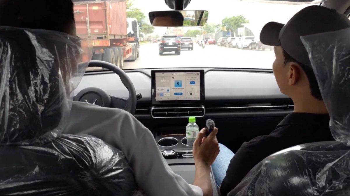 Mẫu MPV VinFast Limo Green vừa bàn giao, khách hàng mua xe đưa ra nhận xét công tâm, vạch rõ độ thoải mái của hàng ghế thứ 3