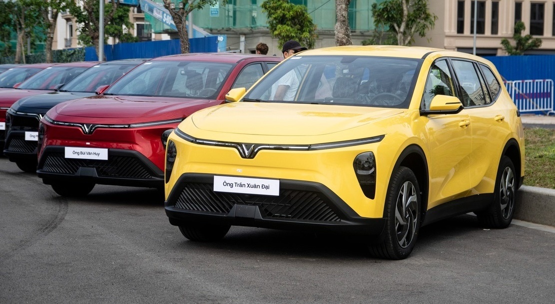 Mẫu MPV VinFast Limo Green vừa bàn giao, khách hàng mua xe đưa ra nhận xét công tâm, vạch rõ độ thoải mái của hàng ghế thứ 3