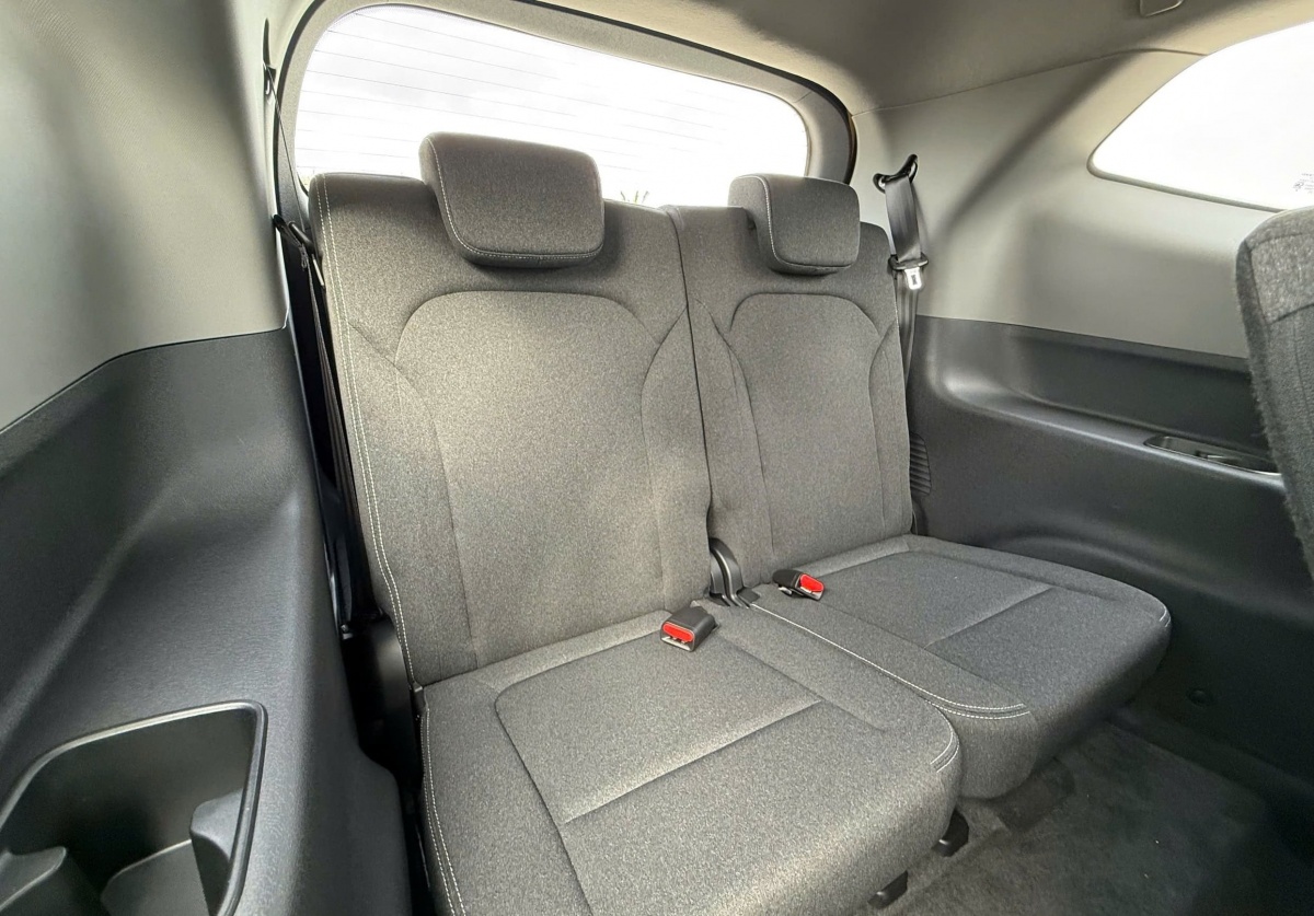 Mẫu MPV VinFast Limo Green vừa bàn giao, khách hàng mua xe đưa ra nhận xét công tâm, vạch rõ độ thoải mái của hàng ghế thứ 3
