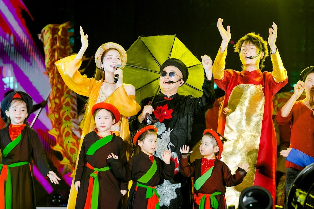 Chảo lửa” V Concert: Biển người 2,5 vạn khán giả khuấy đảo Trung tâm triển lãm Top 10 thế giới