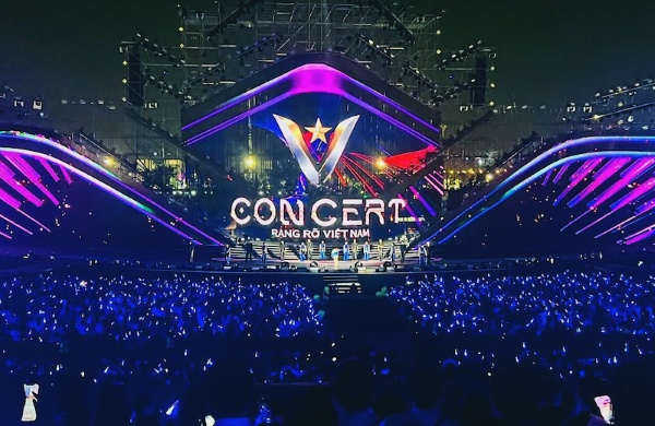 Chảo lửa” V-Concert: Biển người 2,5 vạn khán giả khuấy đảo Trung tâm triển lãm Top 10 thế giới