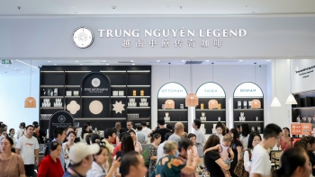 Ông Đặng Lê Nguyên Vũ tiếp tục khai trương cửa hàng Trung Nguyên Legend tại Mỹ