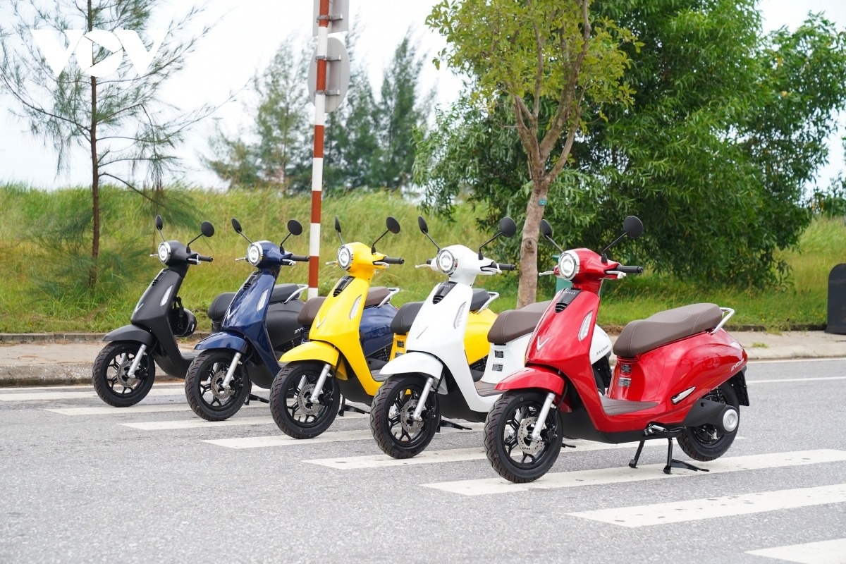 Nửa năm, Việt Nam tiêu thụ 1,6 triệu xe máy, một hãng tăng trưởng gần 500% áp đảo Honda và Yamaha