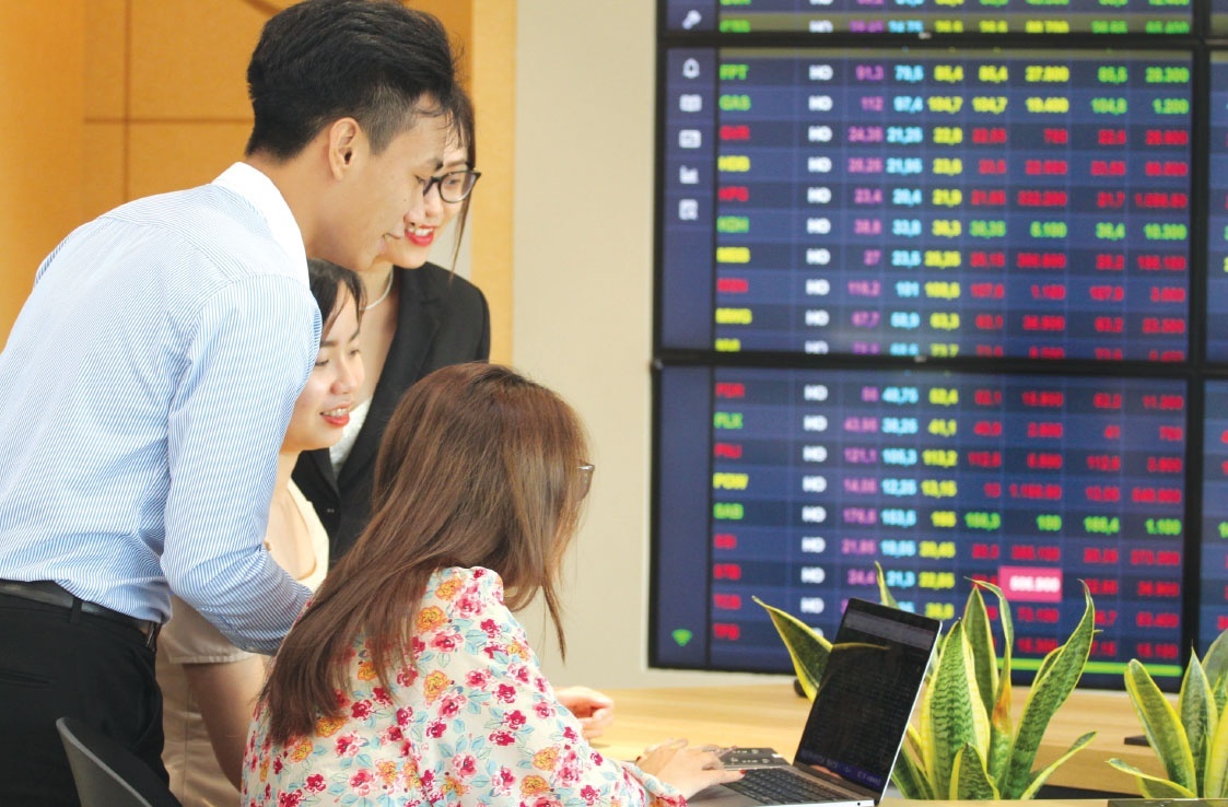 Lợi nhuận quý II/2025 đã phản ánh vào giá: Nhóm cổ phiếu nào còn hấp dẫn để xuống tiền?