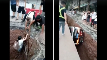 Robotaxi bất ngờ lao xuống hố sâu 3m, nữ hành khách thoát chết trong gang tấc