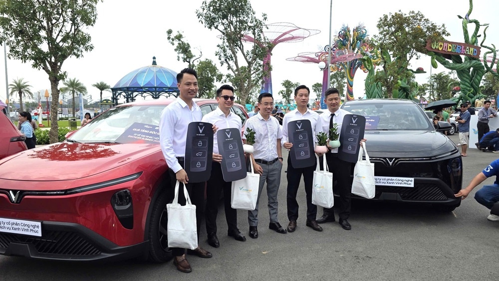 Limo Green còn nóng bỏng trên tay người Việt, VinFast đã có động thái 'đem chuông đi đánh xứ người'