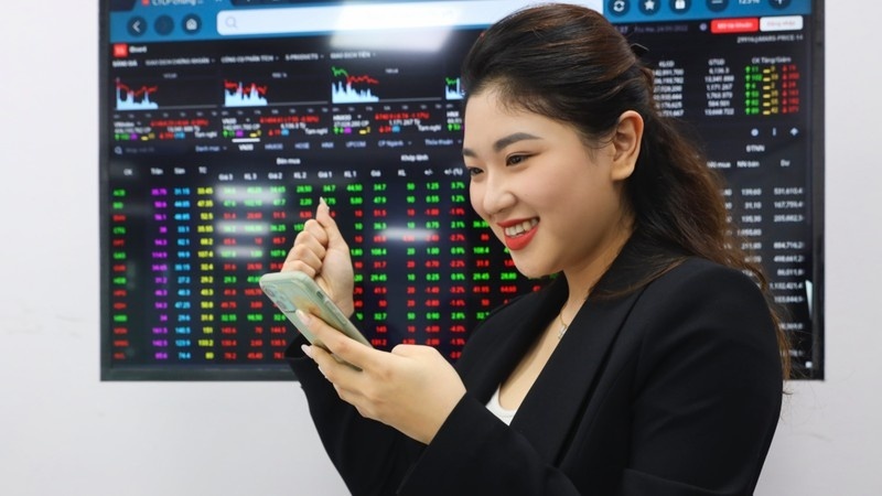 [LIVE] Thị trường 12/8: Cổ phiếu trụ kéo VN-Index vượt 1.600 điểm