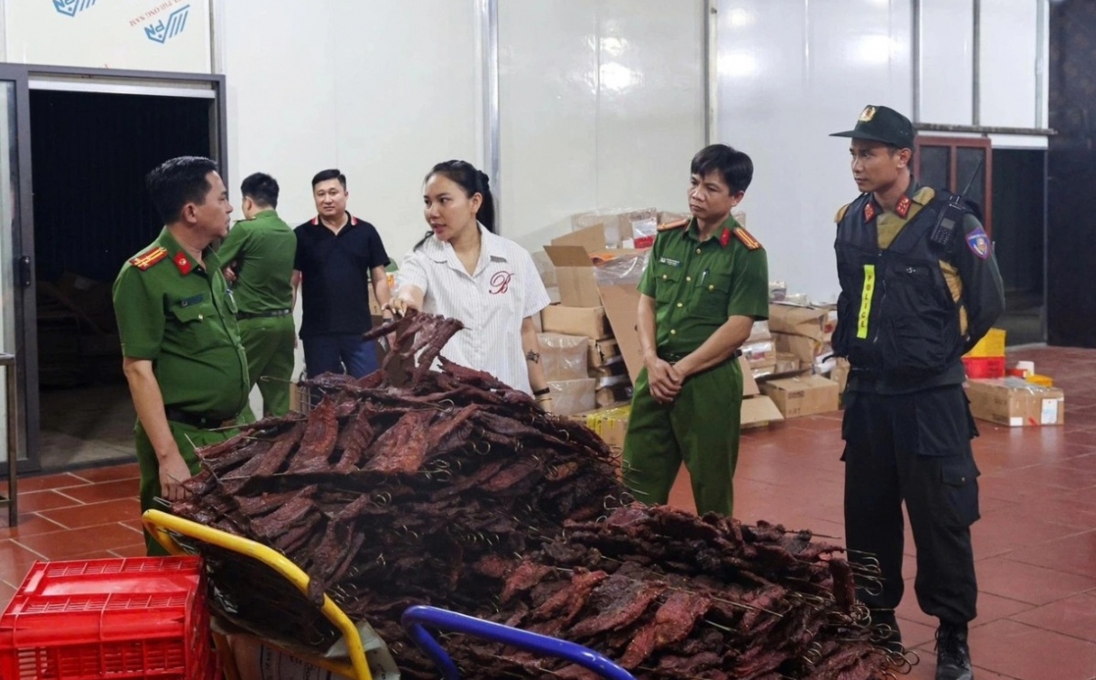 Bắt Giám đốc công ty bán hàng trăm tấn trâu gác bếp giả: Doanh nghiệp đứng sau có vốn 500 triệu, thu lợi trăm tỷ
