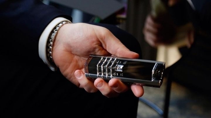 Không phải iPhone, người Việt đang rót tiền cho mẫu điện thoại 'pháo đài số', cứ 2 ngày chốt 1 đơn