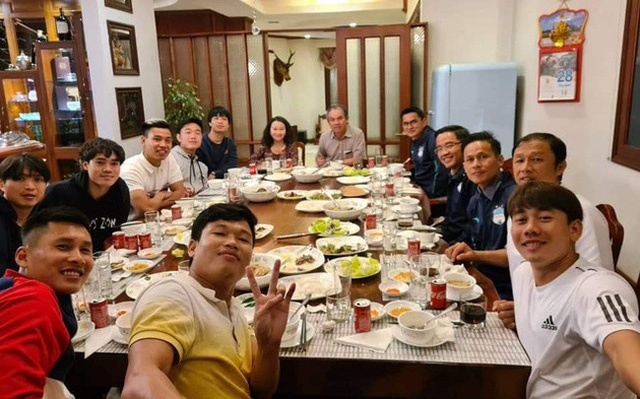 Con trai 'kín tiếng' của bầu Đức bất ngờ xuất hiện, chi hơn 400 tỷ đồng mua cổ phiếu HAGL