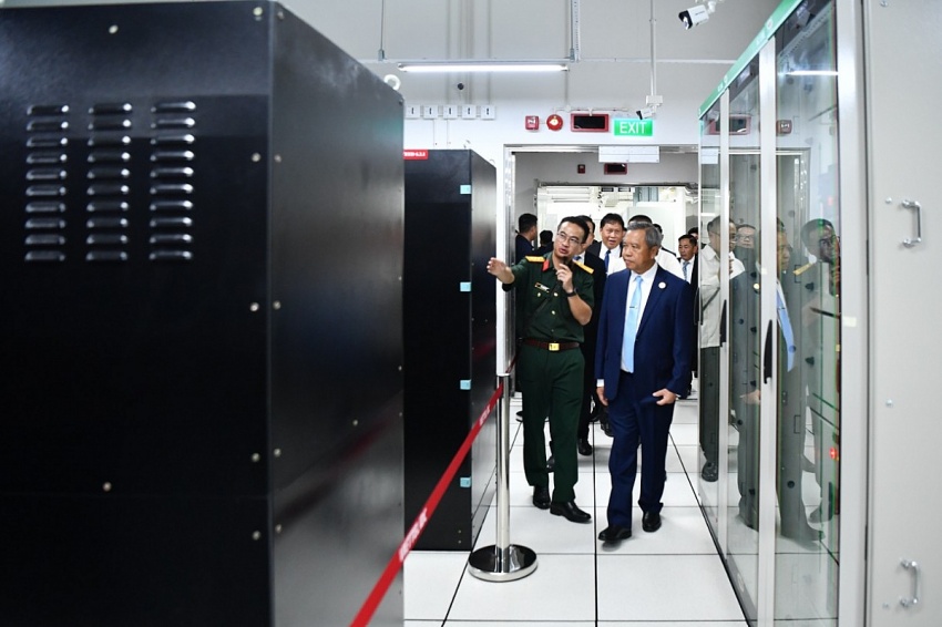 Được chiêm ngưỡng công nghệ của Viettel, Bộ trưởng Lào lập tức bày tỏ ý muốn đưa thành tựu này về nước