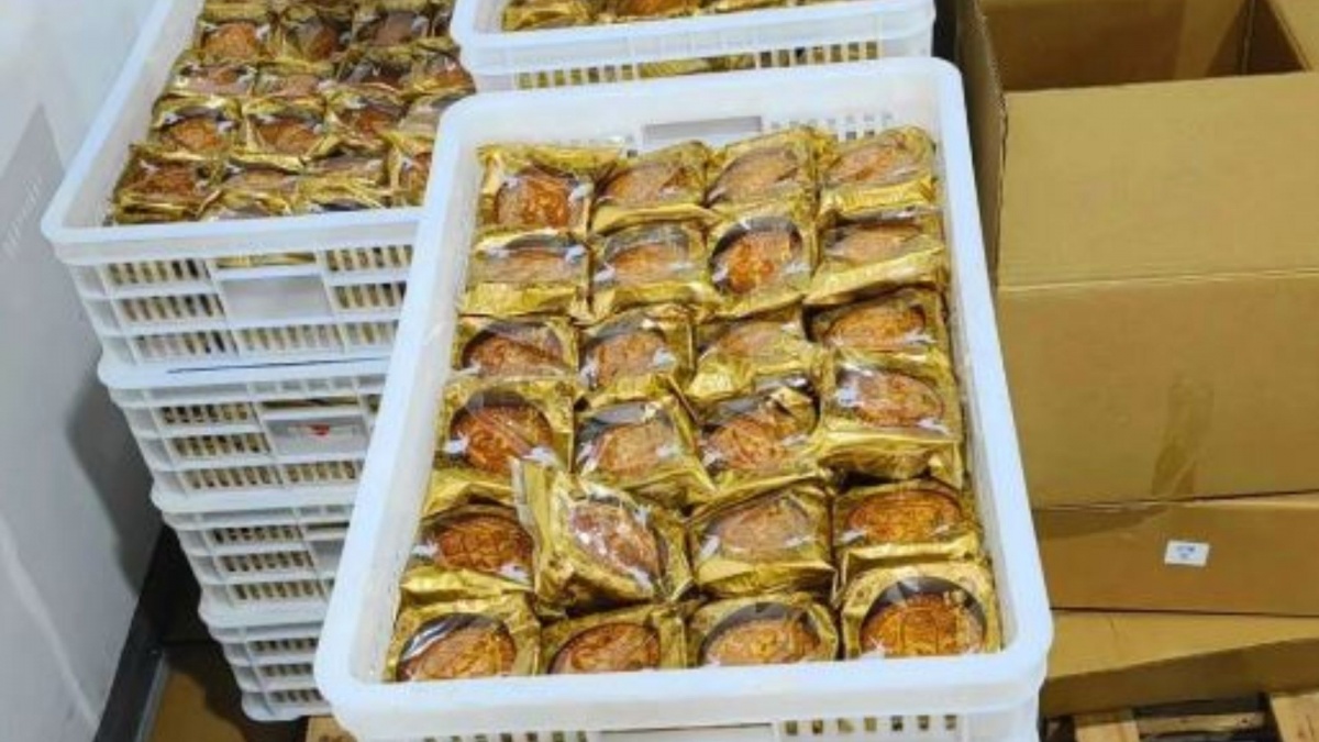 Đột kích một kho hàng, công an phát hiện 20.000 hộp bánh trung thu nhái nhãn hiệu lớn, triệt phá đường dây sản xuất hàng giả 73 tỷ đồng