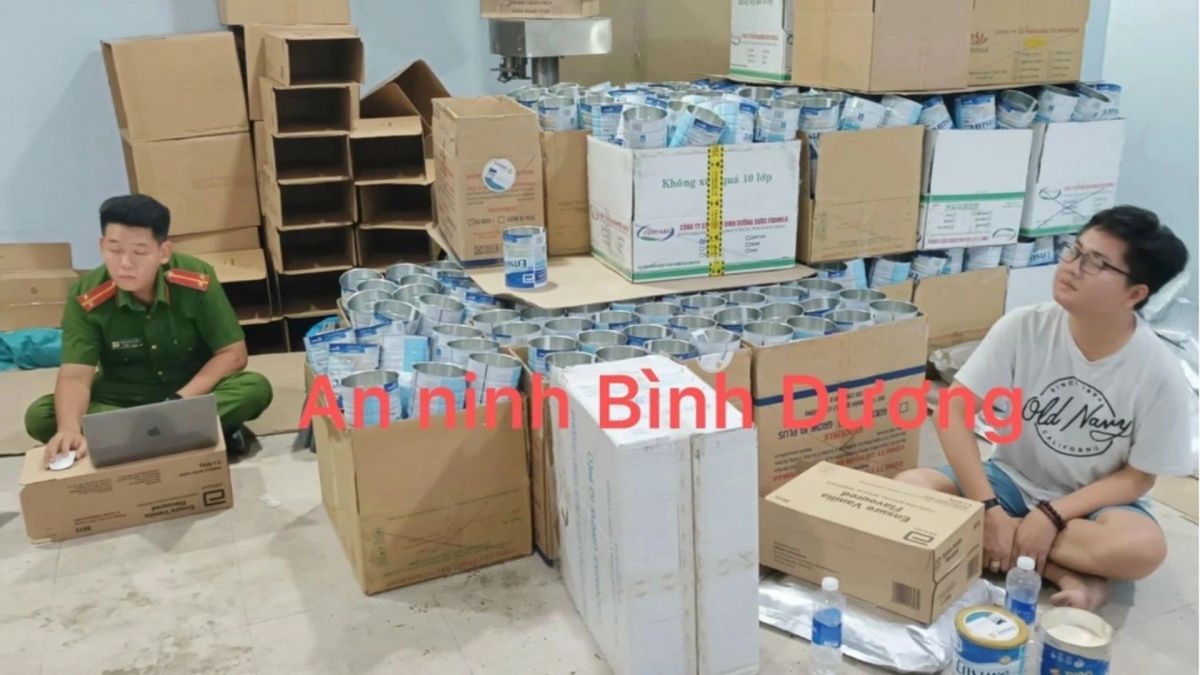 Triệt phá loạt kho hàng giả khổng lồ với hơn 5 tấn phụ gia thực phẩm, 7 nghìn lon sữa bột và 24 nghìn chai thực phẩm chức năng giả