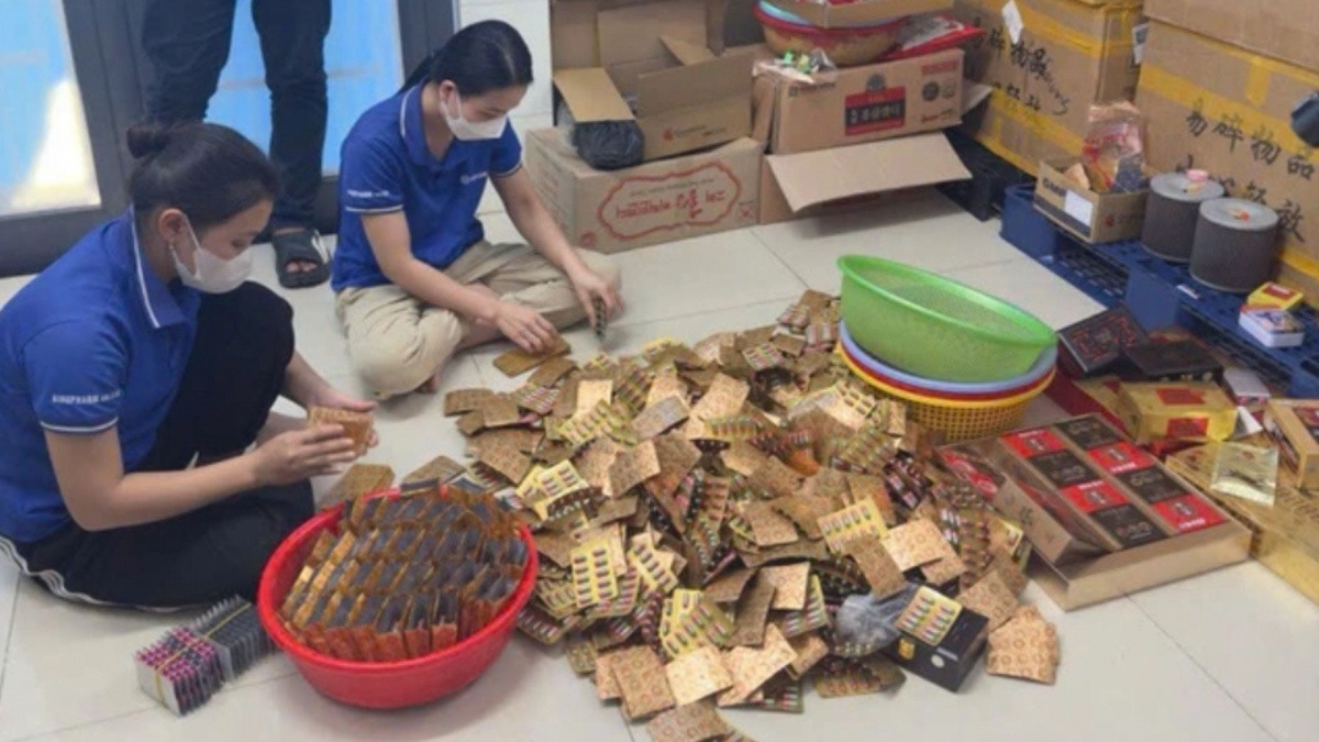 Triệt phá loạt kho hàng giả khổng lồ với hơn 5 tấn phụ gia thực phẩm, 7 nghìn lon sữa bột và 24 nghìn chai thực phẩm chức năng giả