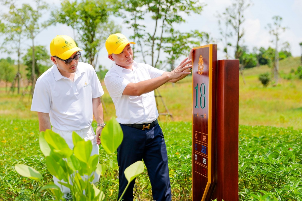 Cán bộ, nhân viên Văn Lang Empire T&T Golf Club sẽ được NTK Lê Thanh Hòa thiết kế đồng phục riêng