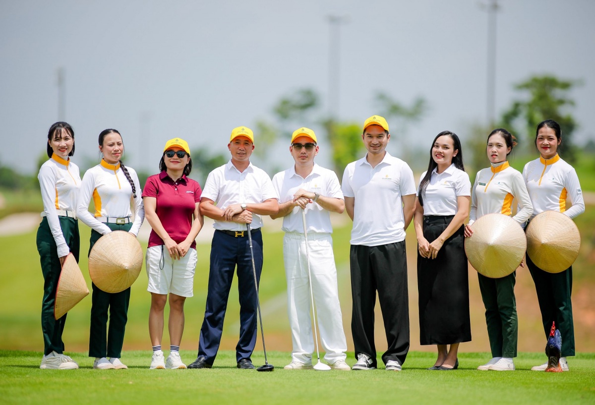 Cán bộ, nhân viên Văn Lang Empire T&T Golf Club sẽ được NTK Lê Thanh Hòa thiết kế đồng phục riêng