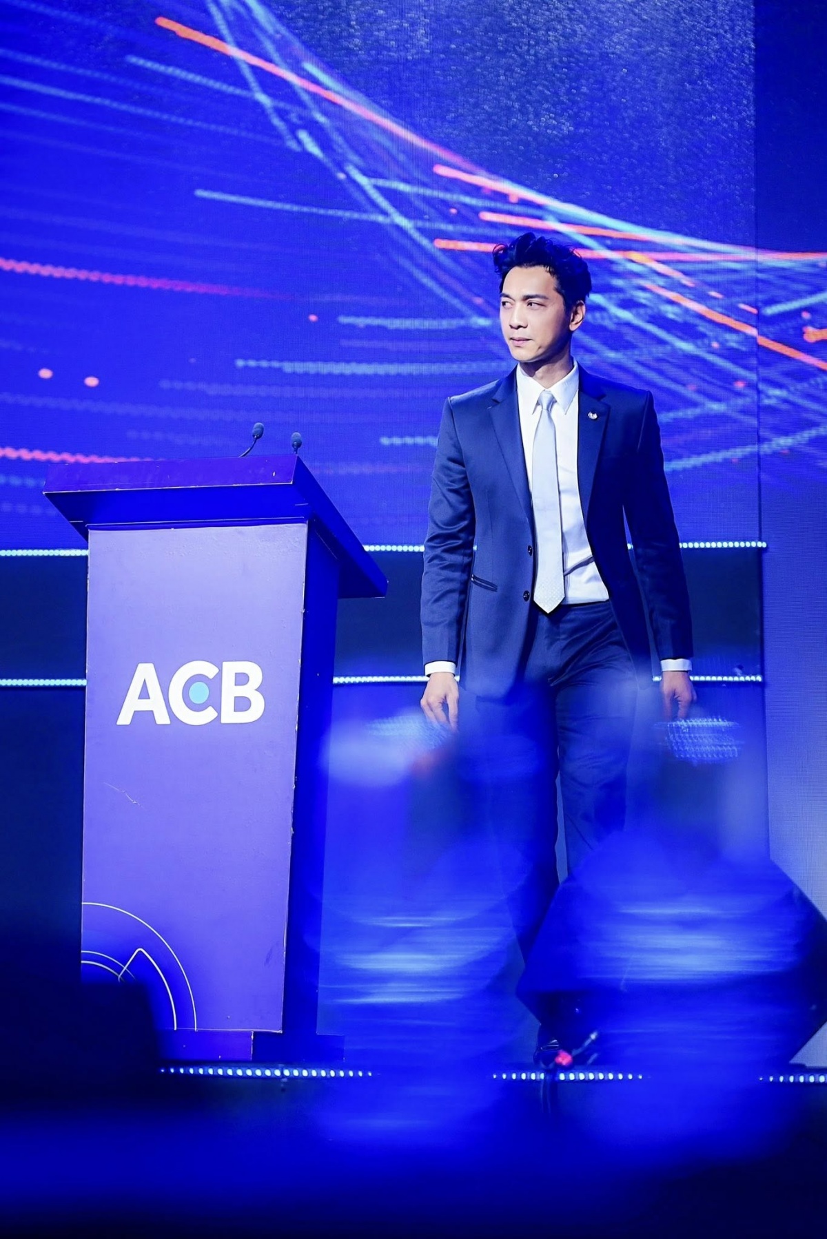 Chân dung Chủ tịch ngân hàng Việt Nam đầu tiên tham dự APEC, hình ảnh đời thường gây sốt cộng đồng mạng
