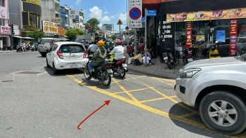 Khi tham gia giao thông, hành vi không nhường đường cho xe rẽ phải có bị phạt không?