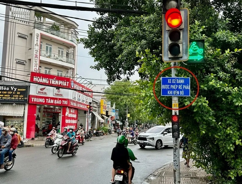 Khi tham gia giao thông, hành vi không nhường đường cho xe rẽ phải có bị phạt không?
