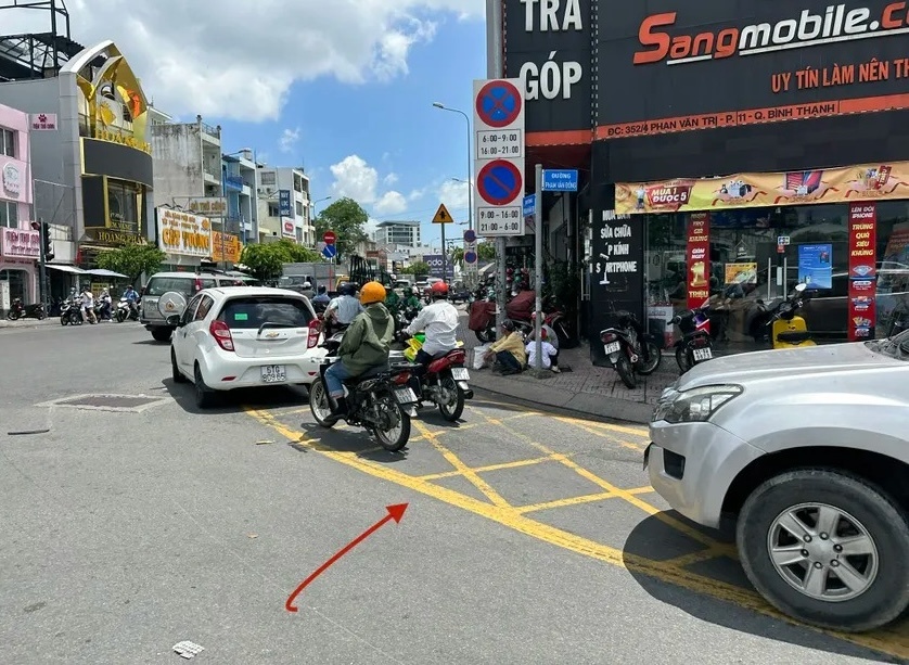 Khi tham gia giao thông, hành vi không nhường đường cho xe rẽ phải có bị phạt không?