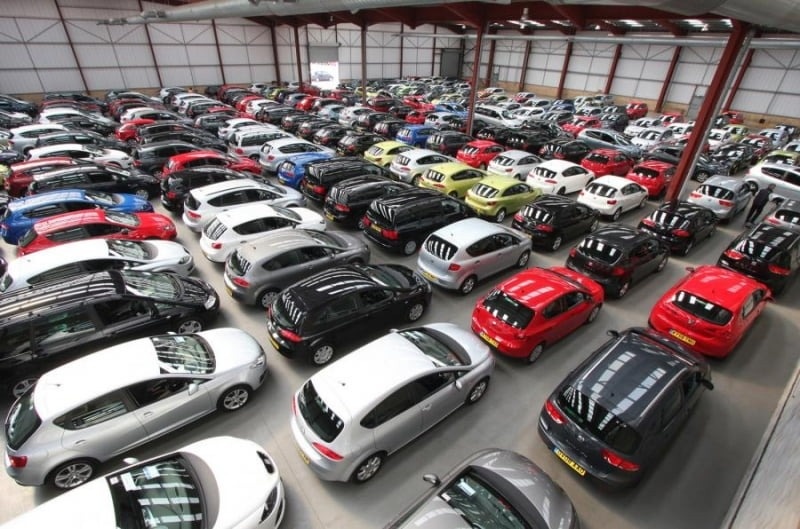 Hàng loạt showroom xe xăng cũ ế ẩm khi người mua ôm tiền chờ xe điện