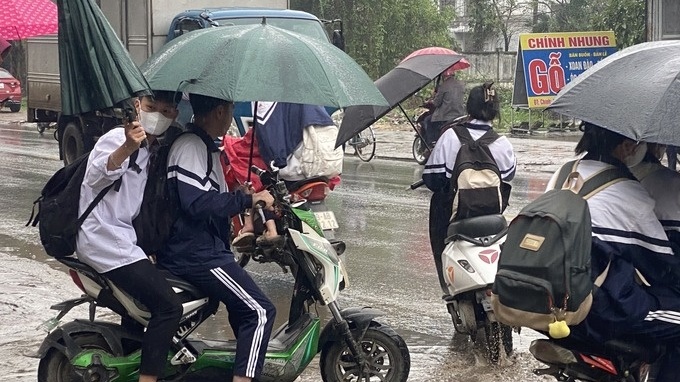 Đi xe đạp điện không đội mũ bảo hiểm, che ô bị xử phạt bao nhiêu?
