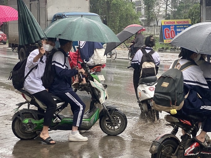 Đi xe đạp điện không đội mũ bảo hiểm, che ô bị xử phạt bao nhiêu?
