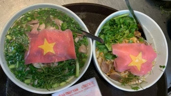 Trend thể hiện tinh thần yêu nước lan tỏa: Từ bát phở lá cờ đến đồ uống, bánh ngọt mang sắc đỏ sao vàng