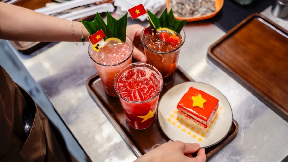 Trend thể hiện tinh thần yêu nước lan tỏa: Từ bát phở lá cờ đến đồ uống, bánh ngọt mang sắc đỏ sao vàng