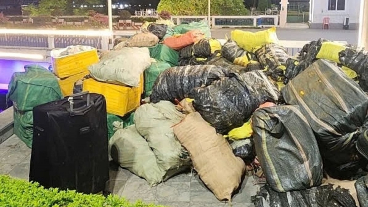 Hơn 7 tấn lạp xưởng cùng 2,6 tấn trứng gà non và 750 kg nầm lợn ngụy trạng kỹ nhưng vẫn bị phát hiện