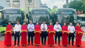 Công ty con của tập đoàn Vingroup khai trương tuyến buýt điện miễn phí nhằm phục vụ người dân và du khách Thủ đô trước thềm đại lễ