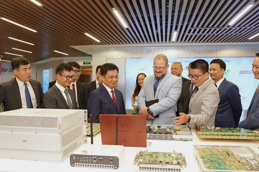 Lần đầu tiên trong lịch sử, tập đoàn 160 tỷ USD cử đoàn chuyên gia cấp cao nhất sang làm việc với Viettel