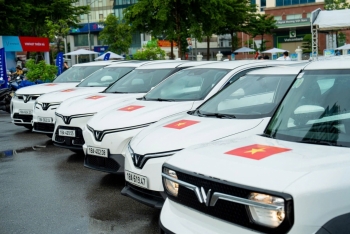 VinFast tặng 100.000 bộ decal cờ đỏ sao vàng cho chủ xe trên toàn quốc